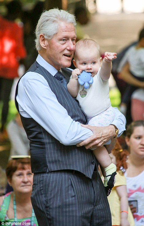 Билл Клинтон прогулялся по парку в Нью-Йорке вместе с 10-месячной внучкой