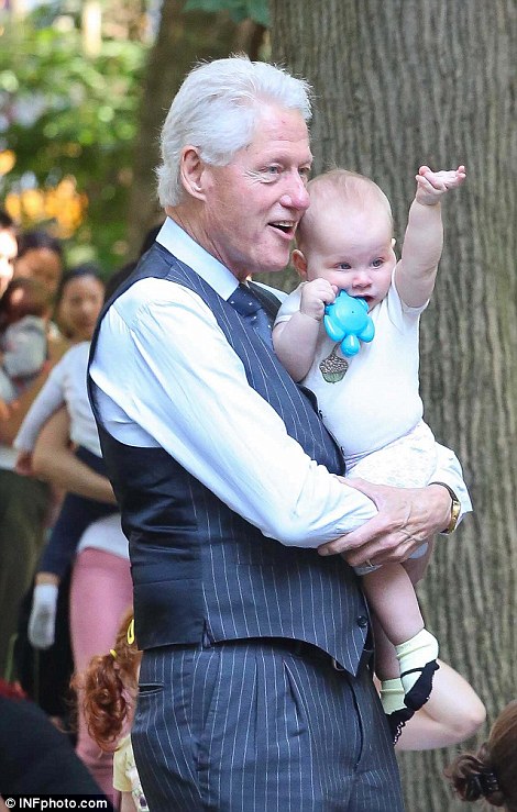Билл Клинтон прогулялся по парку в Нью-Йорке вместе с 10-месячной внучкой