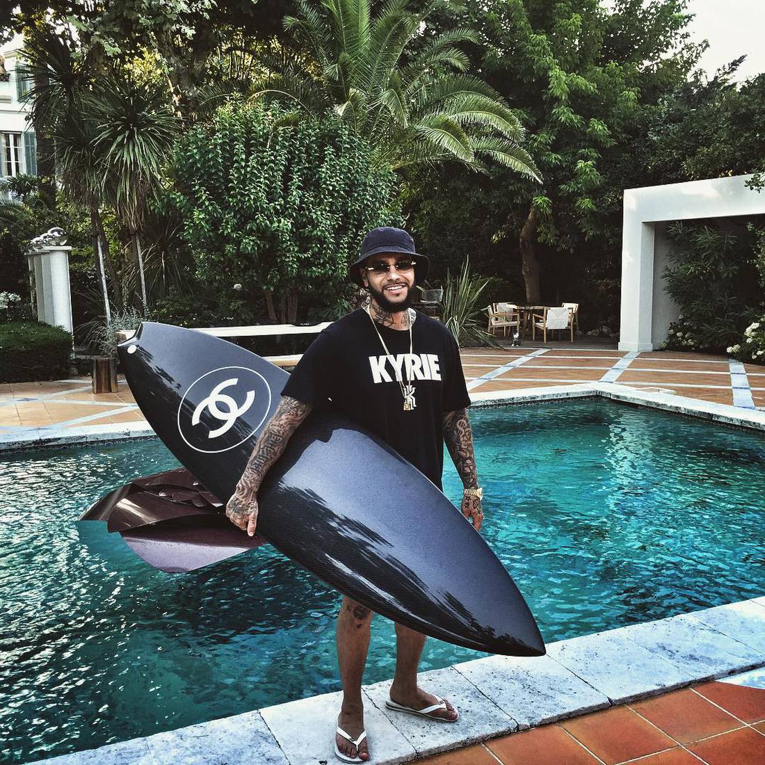 Не хуже супермоделей: Тимати купил доску для серфинга от Chanel