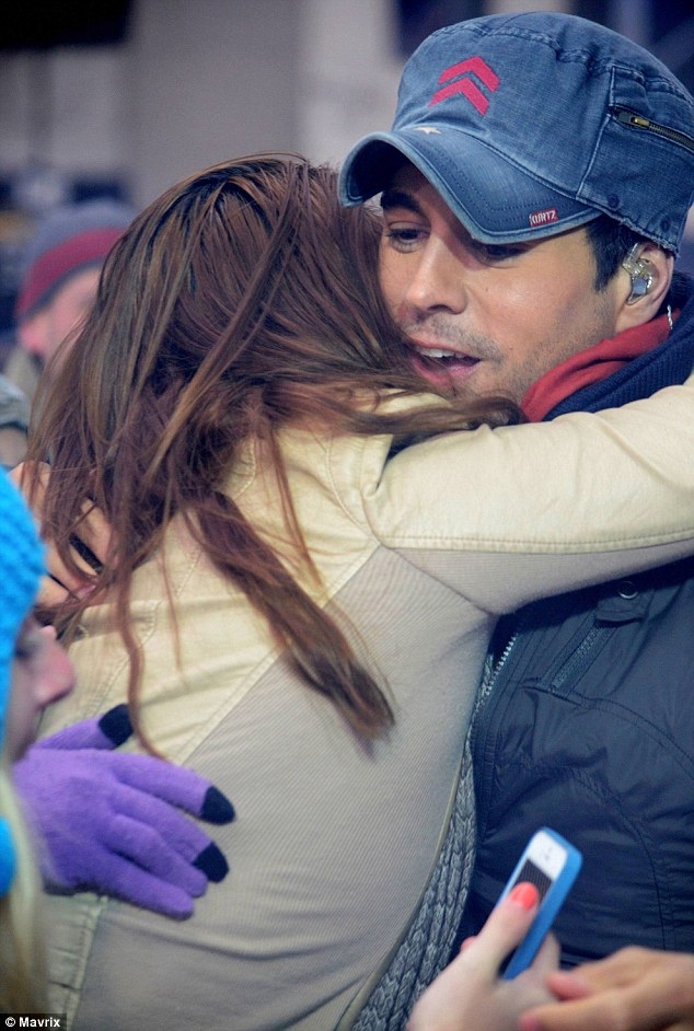 Enrique Iglesias, asaltat de o fana care a vrut sa il sarute