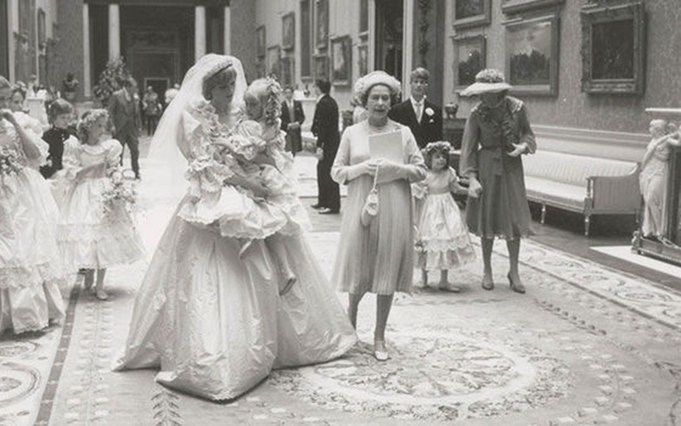 Неизвестные фото со свадьбы принцессы Дианы продадут на аукционе