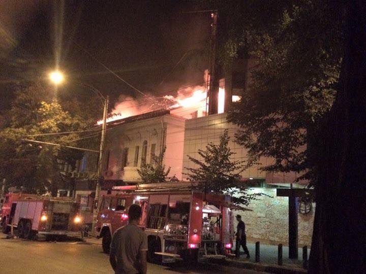 Incendiu de proporţii în centrul capitalei