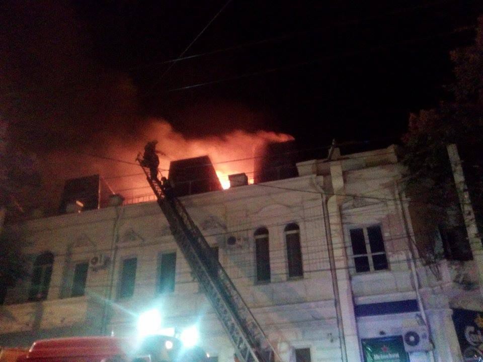 Incendiu de proporţii în centrul capitalei