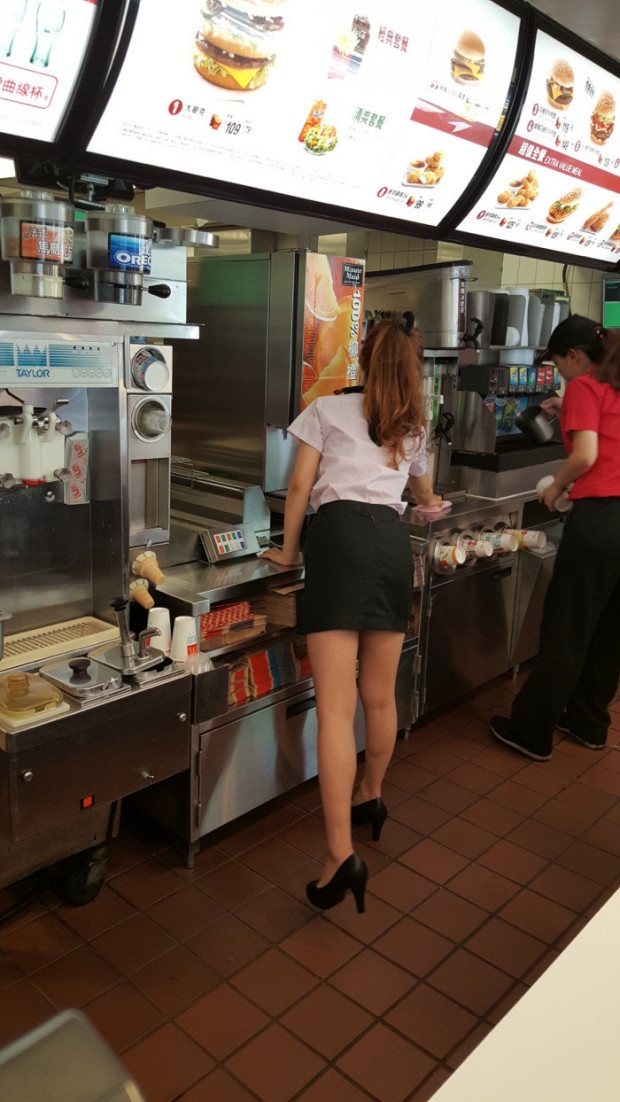 Toata lumea se inghesuie la un McDonalds din Taiwan ca s-o vada pe una din vanzatoare
