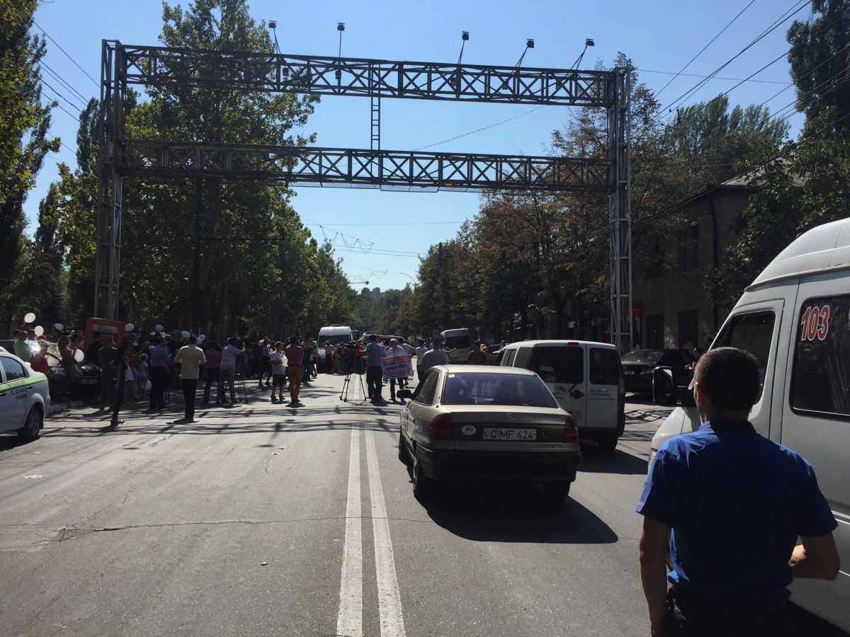 Воспитанники "Кодрянки" перекрыли дорогу танцами в знак протеста