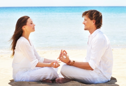 Yoga in cuplu este benefica pentru orice relatie. Afla beneficiile ei si cum o poti incerca acasa