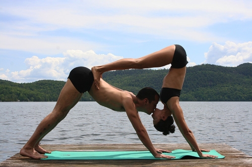 Yoga in cuplu este benefica pentru orice relatie. Afla beneficiile ei si cum o poti incerca acasa