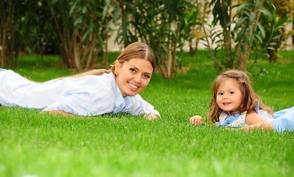 Боня души не чает в 2-летней дочке и приобщает ее к йоге