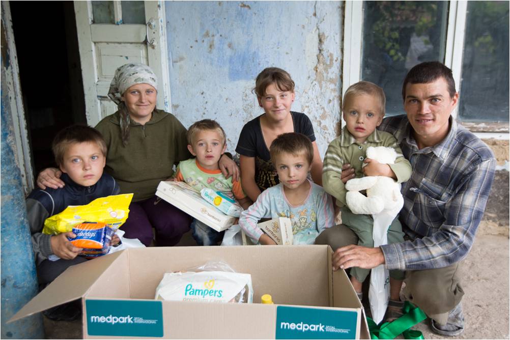 Еще 27 детей получили подарки в рамках кампании «В Medpark одной новой жизнью поможем двум другим»