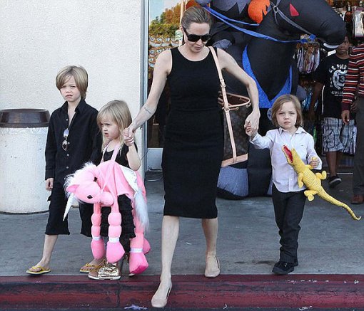 Анджелина Джоли назвала себя и Питта сумасшедшими родителями