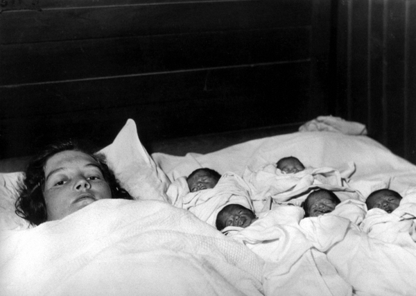 Эти пятеро деток - однояйцевые близнецы. Их называют самыми несчастливыми близнецами в мире