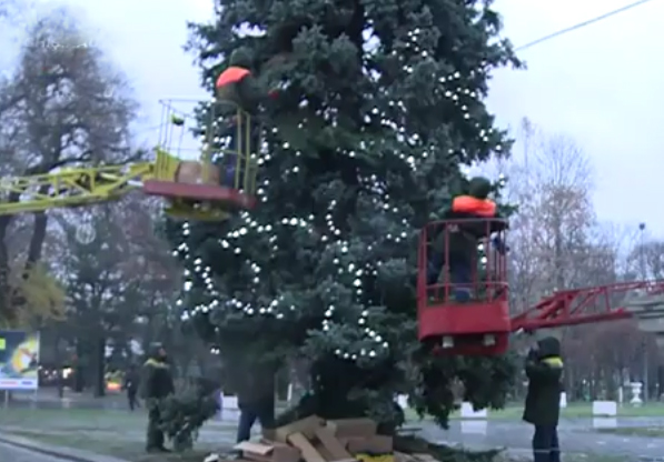 К новогодней елке в Кишиневе прикрепили ветви другого цвета