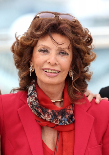 Frumusețe în stil italian: Sophia Loren în vârstă de 79 de ani la Cannes