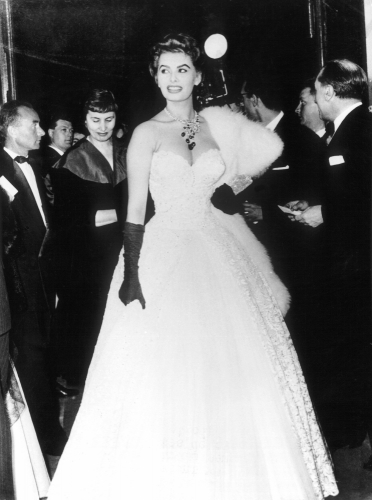 Frumusețe în stil italian: Sophia Loren în vârstă de 79 de ani la Cannes