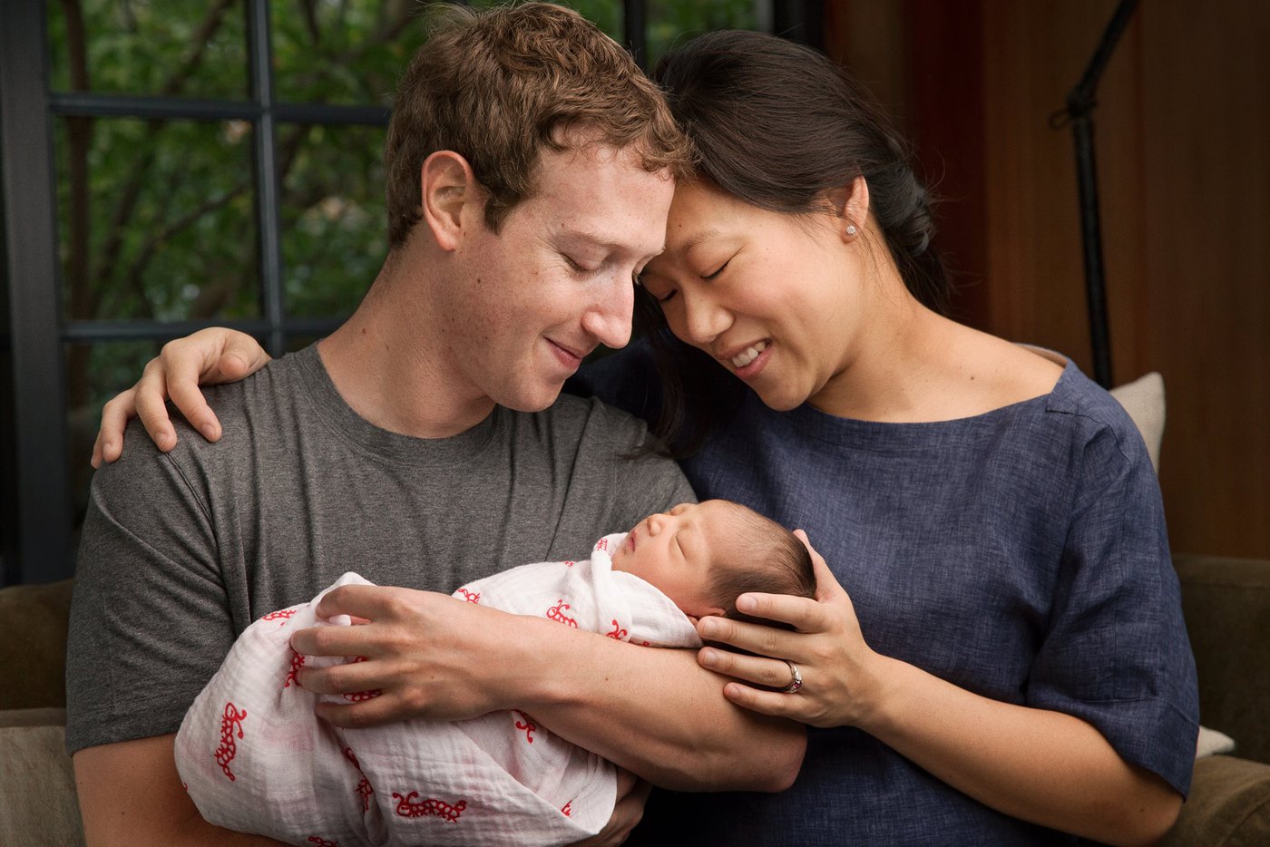 Идеальный отец Марк Цукерберг лично меняет памперсы дочери