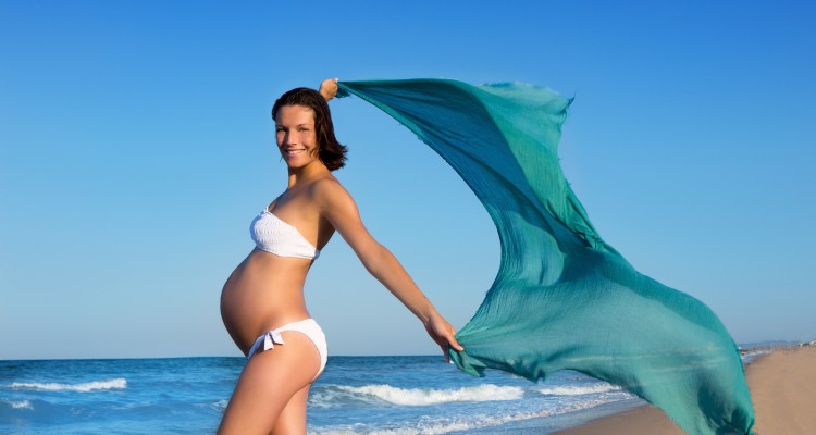 Загар во время беременности: польза, опасности и правила