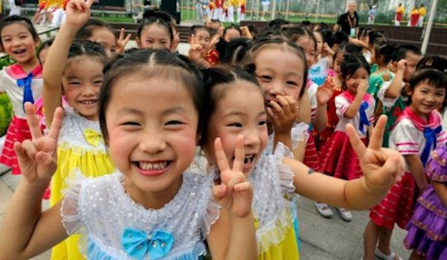 Китай разрешил всем семьям иметь двух детей