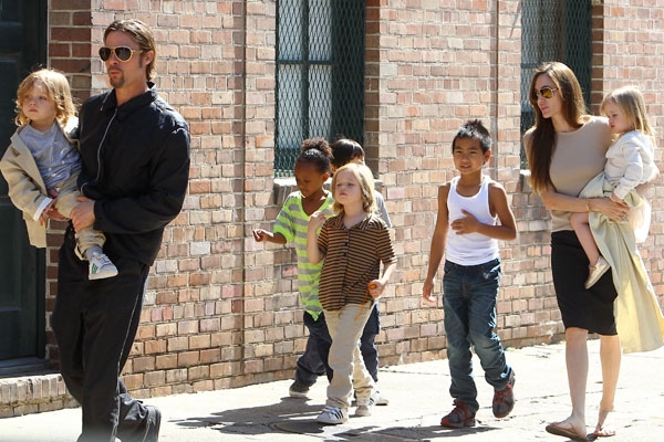 Brad Pitt si Angelina Jolie vor sa adopte inca un copil