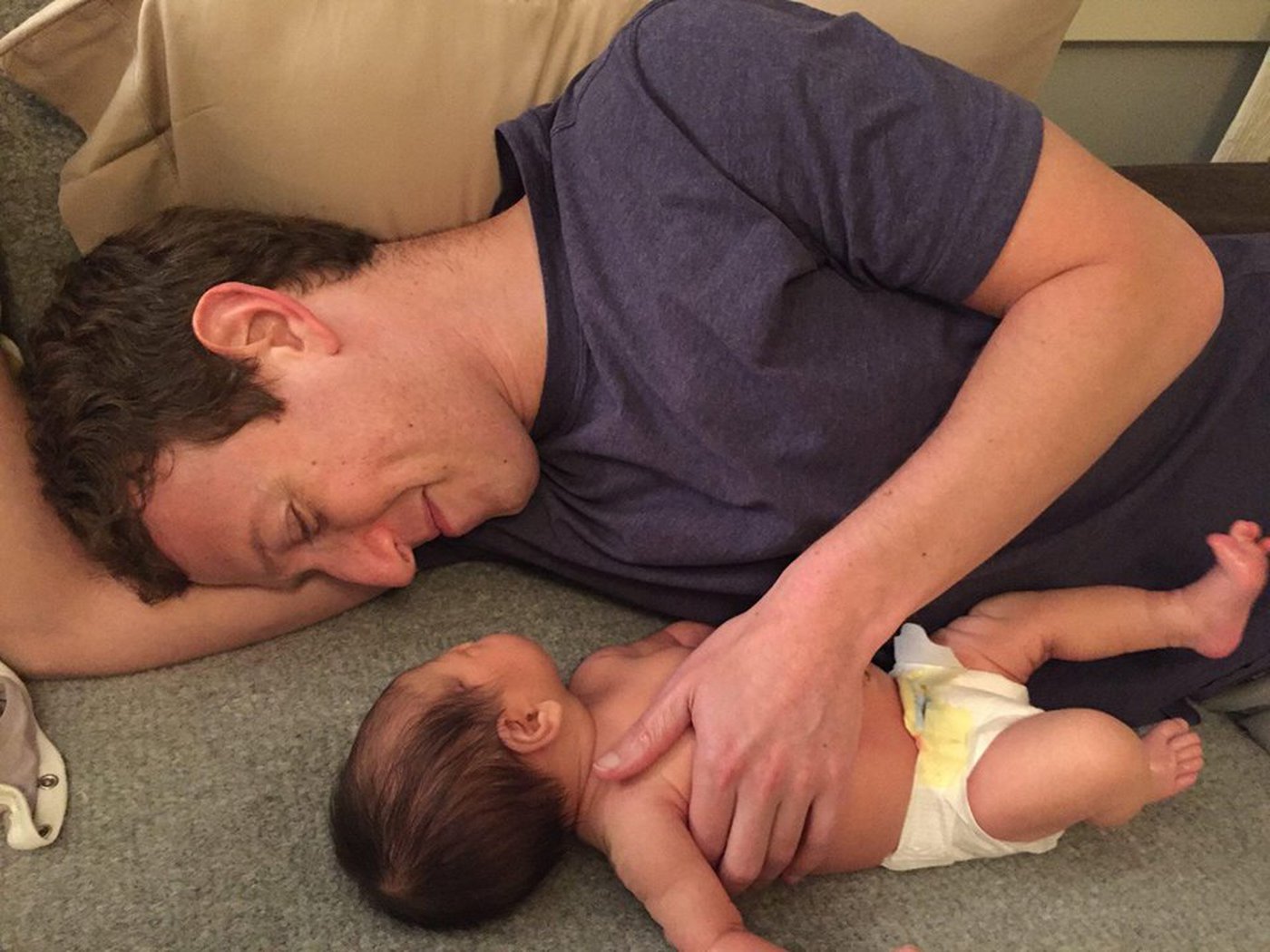 Марк Цукерберг учит двухмесячную дочь плавать