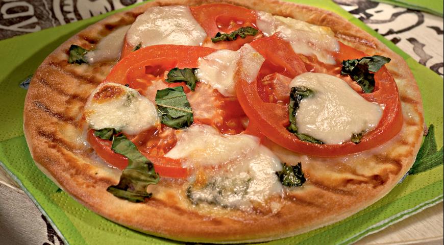 Pizza cu roșii și mozzarella