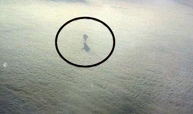 Pasagerii unui avion au fotografiat un om care mergea pe nori