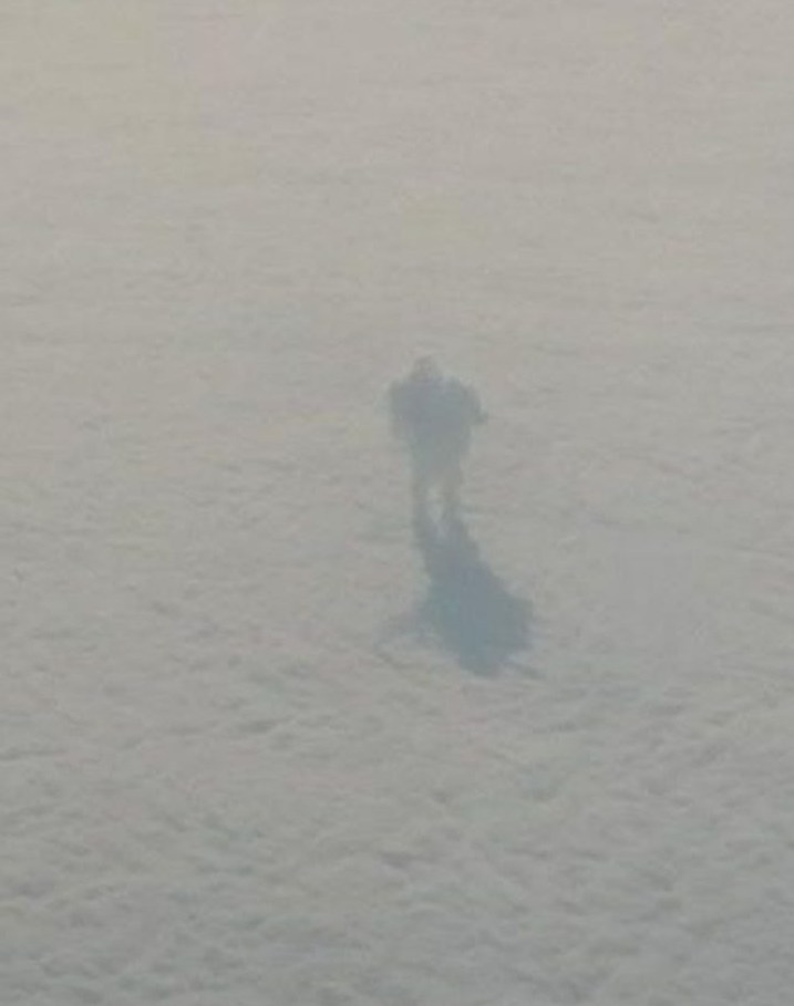 Pasagerii unui avion au fotografiat un om care mergea pe nori