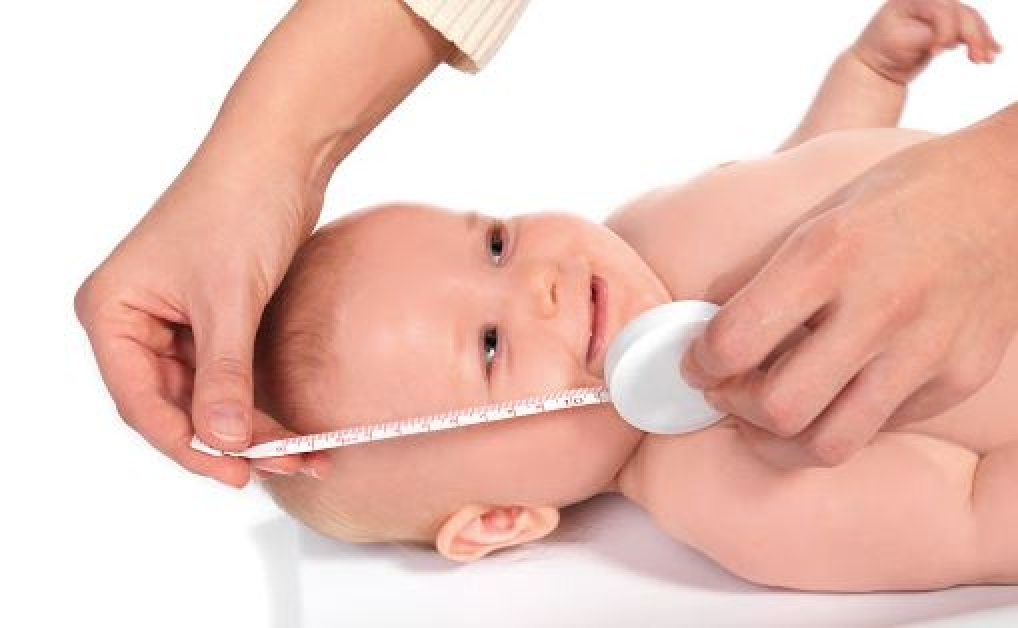 Мозг новорожденного масса. Измерение роста новорожденного ребенка. Измеретание рос младенца. Измерение роста грудного ребенка. Измерение головы у новородж.