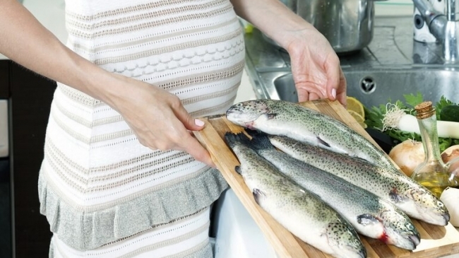 Медики рассказали, какую рыбу нельзя есть детям и беременным женщинам |  Mamaplus